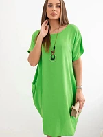 Šaty s kapsami a přívěskem zelená jasná