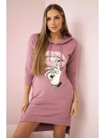 Šaty s delšími zády a barevným potiskem tmavě růžové barvy Šaty s delšími zády a barevným potiskem tmavě růžové barvy