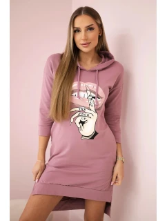 Šaty s delšími zády a barevným potiskem tmavě růžové barvy