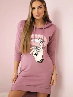 Šaty s delšími zády a barevným potiskem tmavě růžové barvy