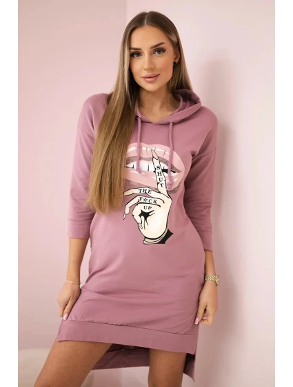 Šaty s delšími zády a barevným potiskem tmavě růžové barvy Šaty s delšími zády a barevným potiskem tmavě růžové barvy