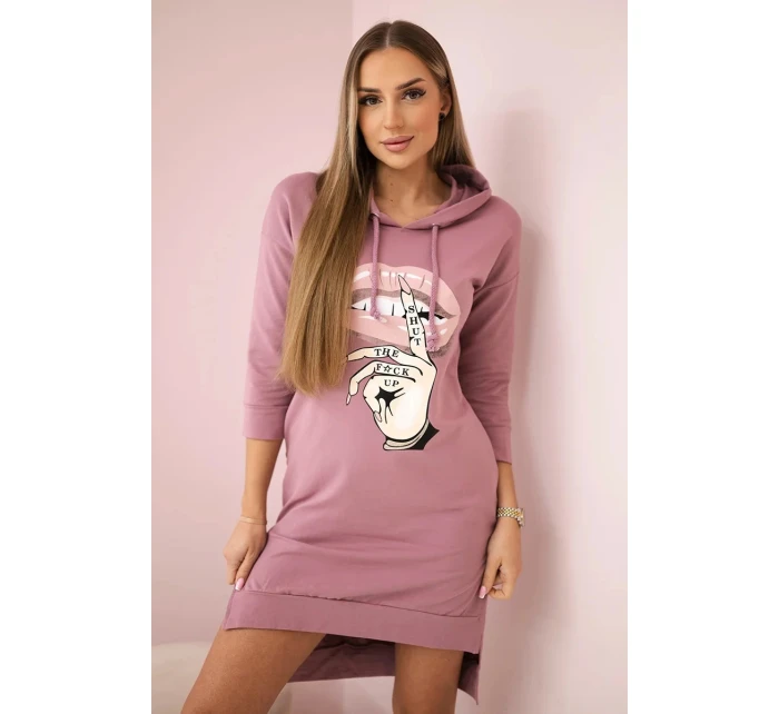 Šaty s delšími zády a barevným potiskem tmavě růžové barvy Šaty s delšími zády a barevným potiskem tmavě růžové barvy