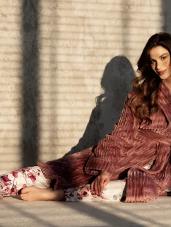 Oblékání šatů One And Only Long Ruby Rose - Momenti Per Me