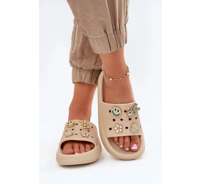 Dámské pěnové pantofle s ozdobnými připínkami Vinceza – béžové