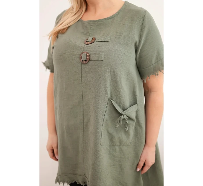 Bavlněné dámské šaty Plus Size s prodlouženým zadním dílem a kapsou khaki
