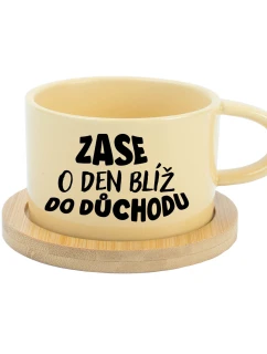 ZASE O DEN BLÍŽ DO DŮCHODU - žlutý hrníček makronka 200 ml