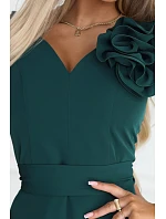 669-1 Romantické maxi šaty s květinou na rameni a rozparkem - lahvově zelené