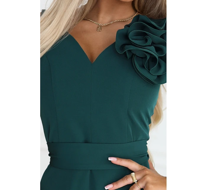 669-1 Romantické maxi šaty s květinou na rameni a rozparkem - lahvově zelené