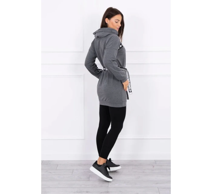 Šaty zdobené páskou grafitové barvy