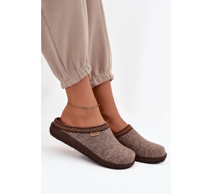 pantofle s výšivkou  tmavě béžové model 21714608 - Inblu