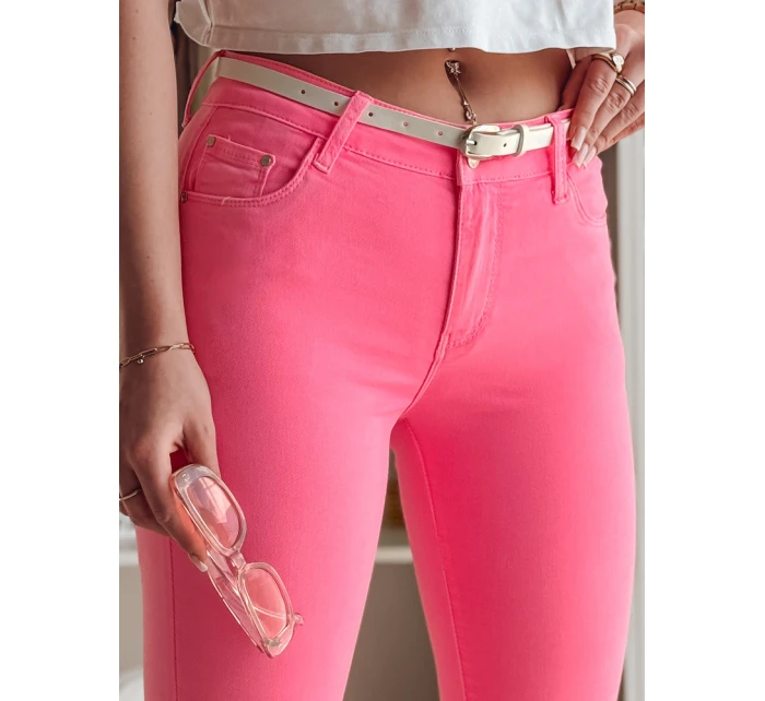 Dámské úzké kalhoty s páskem růžové Dstreet model 21985379 - FashionStreet