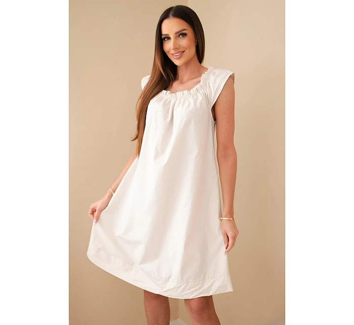 Dámské bavlněné šaty s nařaseným výstřihem a volánkem béžová Dámské bavlněné šaty s nařaseným výstřihem a volánkem béžová