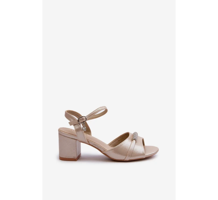 Dámské sandály z ekokože na podpatku s ozdobami zlaté model 21658156 - VINCEZA