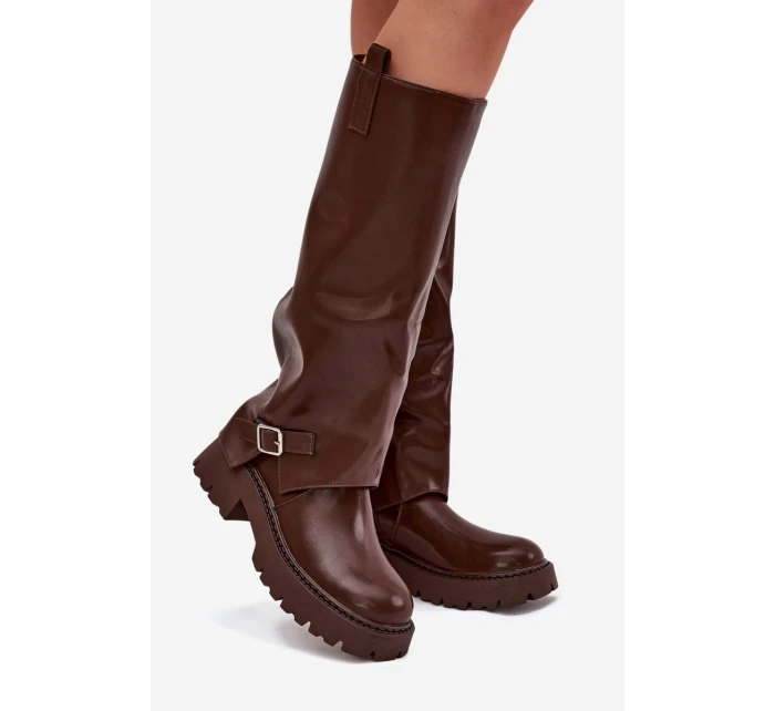 Zateplené kozačky s ohrnutým svrškem a přezkou čokoládové model 21704858 - Boto Zateplené kozačky s ohrnutým svrškem a přezkou čokoládové model 21704858 - Boto