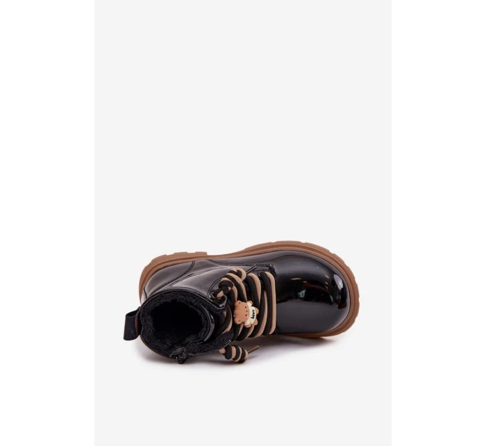 Dětské zateplené lakované kotníkové botky s medvídkovou připínkou – černé Jovellea Dětské zateplené lakované kotníkové botky s medvídkovou připínkou – černé Jovellea