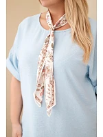 Dámská viskózová halenka Plus Size s krátkým rukávem a ozdobným šátkem modrá