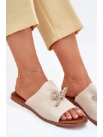 Dámské pantofle na nízkém podpatku s ozdobným vázáním – béžové Norela Dámské pantofle na nízkém podpatku s ozdobným vázáním – béžové Norela