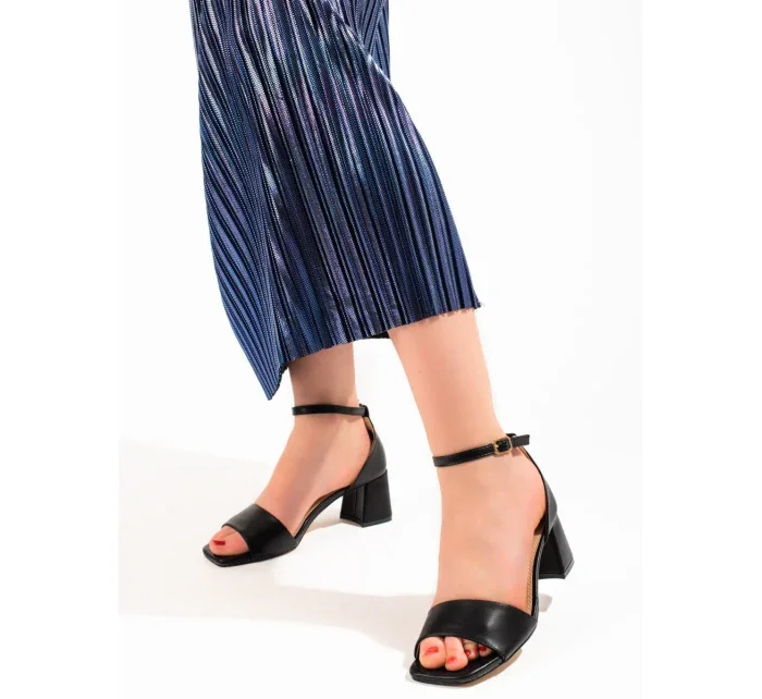 Jedinečné dámské sandály černé na širokém podpatku Jedinečné dámské sandály černé na širokém podpatku