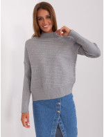 Šedý asymetrický svetr s copánky