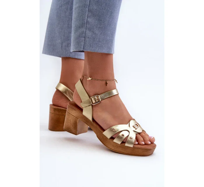 Dámské sandály na vysokém podpatku vyrobené z eko kůže, zlatý Assames Dámské sandály na vysokém podpatku vyrobené z eko kůže, zlatý Assames