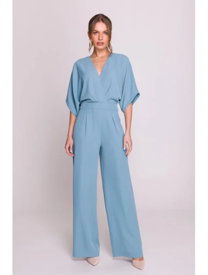 Kombinéza s širokými nohavicemi a výstřihem nebesky modrá model 20966157 - STYLOVE
