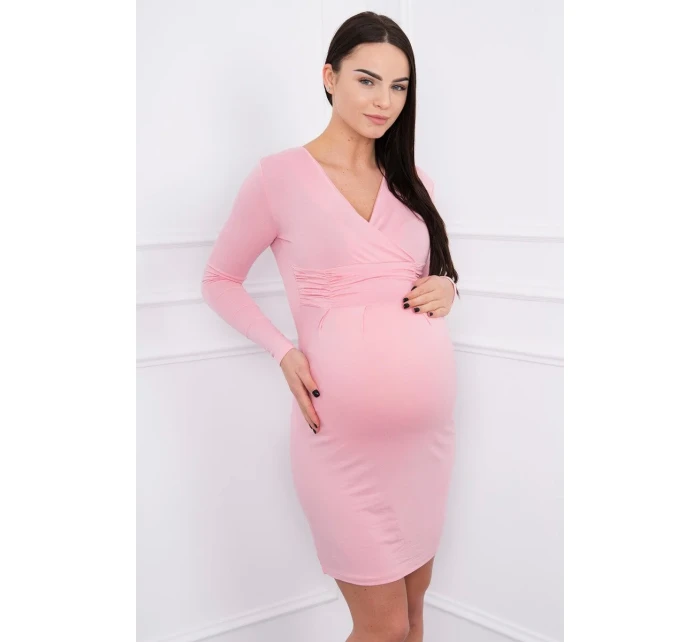 Přiléhavé šaty s průstřihem pod prsy v pudrově růžové barvě