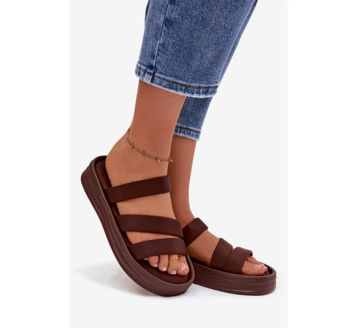 dámské pantofle na platformě s pásky čokoládové model 21943276 - Boto