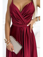 Elegantní dlouhé dámské saténové šaty ve vínové bordó barvě s výstřihem a rozparkem na model 19516845 - numoco