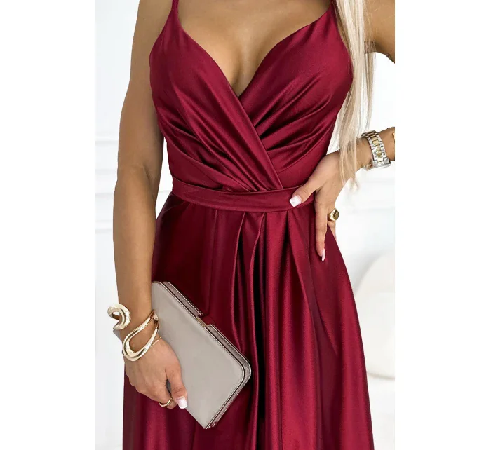 Elegantní dlouhé dámské saténové šaty ve vínové bordó barvě s výstřihem a rozparkem na noze model 19516845 - numoco