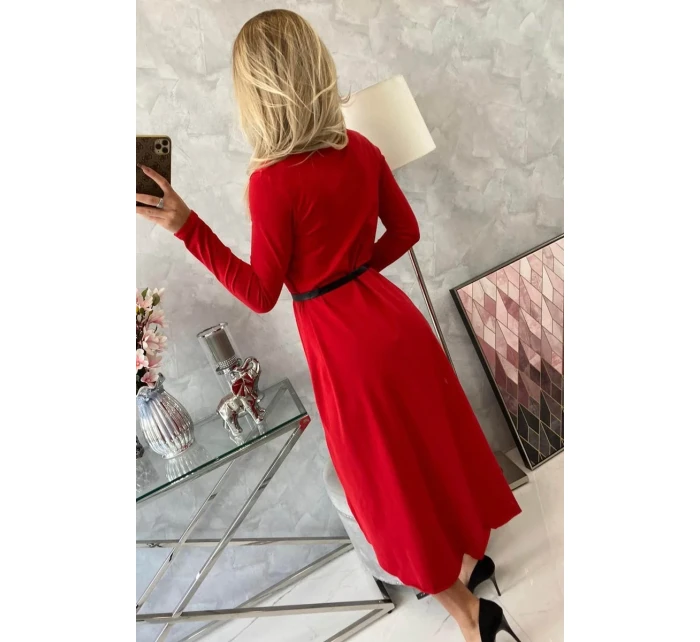 Šaty s ozdobným páskem a červeným nápisem Šaty s ozdobným páskem a červeným nápisem