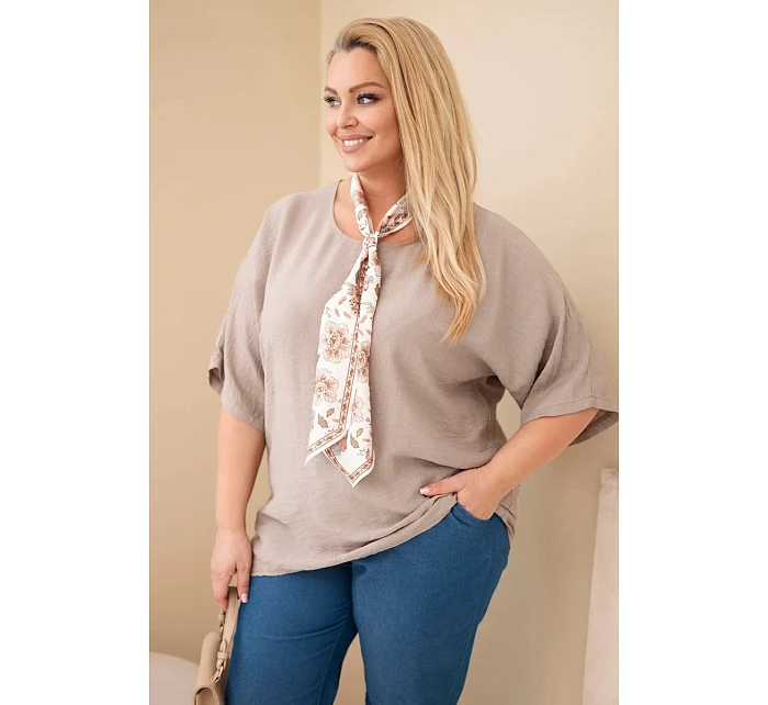 Dámská viskózová halenka plus size s krátkým rukávem a ozdobným šátkem fango Dámská viskózová halenka plus size s krátkým rukávem a ozdobným šátkem fango