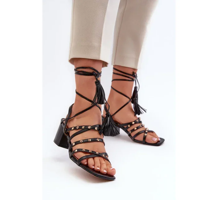Šněrovací sandály na nízkém podpatku zdobené černými cvočky Chrisele Šněrovací sandály na nízkém podpatku zdobené černými cvočky Chrisele