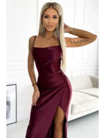 Dlouhé dámské saténové šaty ve vínové bordó barvě s rozparkem na noze model 19078225 - numoco Dlouhé dámské saténové šaty ve vínové bordó barvě s rozparkem na noze model 19078225 - numoco