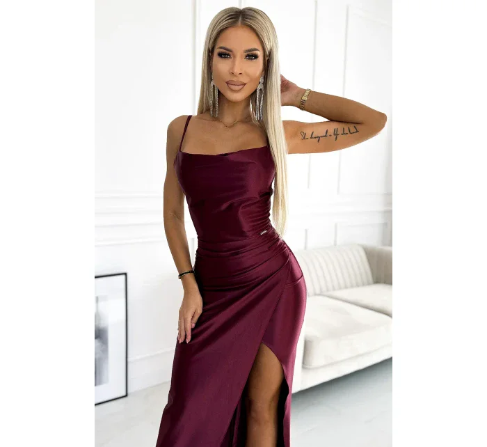 Dlouhé dámské saténové šaty ve vínové bordó barvě s rozparkem na noze model 19078225 - numoco Dlouhé dámské saténové šaty ve vínové bordó barvě s rozparkem na noze model 19078225 - numoco