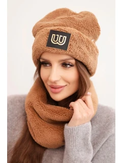 Dámská model 21495017 souprava čepice a nákrčník s ozdobnou nášivkou camelový - K-Fashion