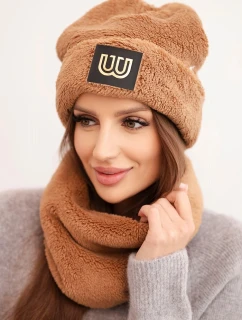 Dámská model 21495017 souprava čepice a nákrčník s ozdobnou nášivkou camelový - K-Fashion