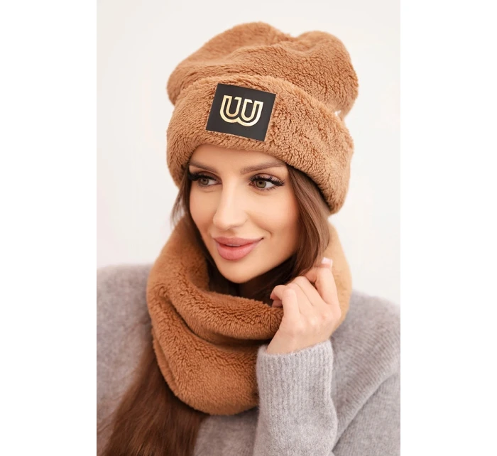 Dámská model 21495017 souprava čepice a nákrčník s ozdobnou nášivkou camelový - K-Fashion
