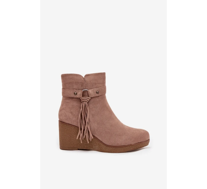 Zateplené dámské kotníkové boty na platformě s třásněmi béžové Olivarae Zateplené dámské kotníkové boty na platformě s třásněmi béžové Olivarae