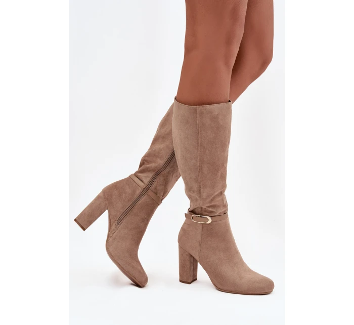 Dámské zateplené kozačky na sloupkovém podpatku se zlatou přezkou Seraphine – béžové Dámské zateplené kozačky na sloupkovém podpatku se zlatou přezkou Seraphine – béžové