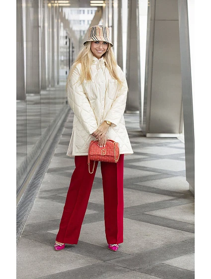 Dámská prošívaná oversize bunda v ecru barvě s kapucí model 20471213 - Ann Gissy Dámská prošívaná oversize bunda v ecru barvě s kapucí model 20471213 - Ann Gissy