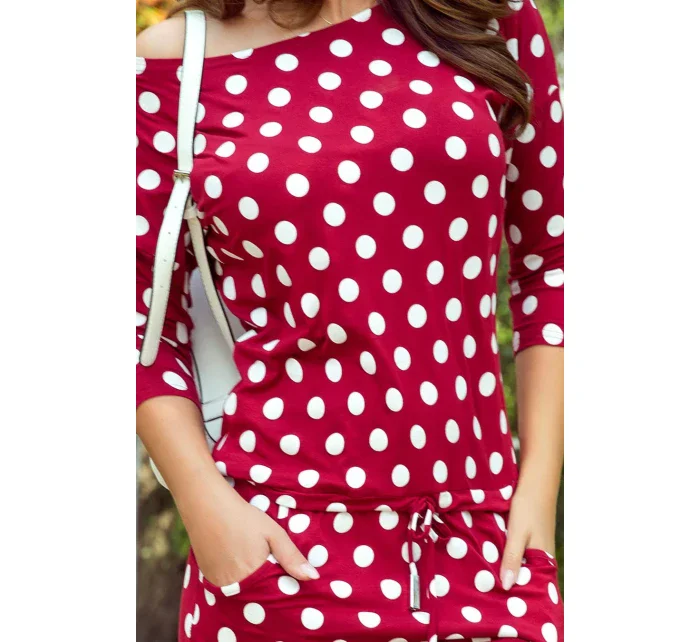 Dámské sportovní šaty v bordó barvě s zavazováním a kapsičkami model 7845431 - numoco