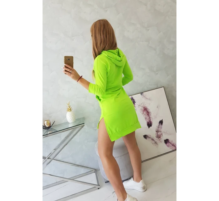 Šaty s delšími zády a barevným model 18742826 potiskem - K-Fashion Šaty s delšími zády a barevným model 18742826 potiskem - K-Fashion