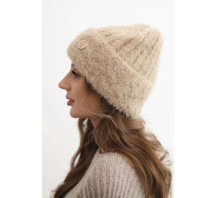 Dámská zimní čepice z huňaté pleteniny a s knoflíkem model 21441806 - K-Fashion Dámská zimní čepice z huňaté pleteniny a s knoflíkem model 21441806 - K-Fashion