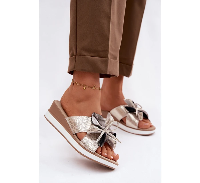 Kožené nazouváky na platformě s dekorativním květem S.Barski GR61-5989 Zlaté Kožené nazouváky na platformě s dekorativním květem S.Barski GR61-5989 Zlaté