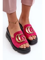 Dámské Sandály Z Eko Semiše Na Klínu A Platformě Se Zlatou Dekorací model 21658344 Fuchsie - VINCEZA Dámské Sandály Z Eko Semiše Na Klínu A Platformě Se Zlatou Dekorací model 21658344 Fuchsie - VINCEZA