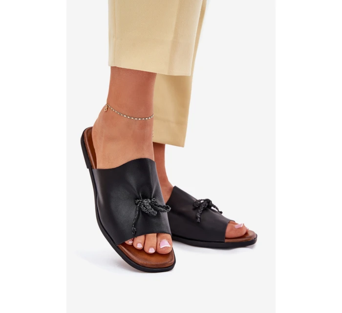 Dámské pantofle na plochém podpatku s ozdobným vázáním černé Norela Dámské pantofle na plochém podpatku s ozdobným vázáním černé Norela