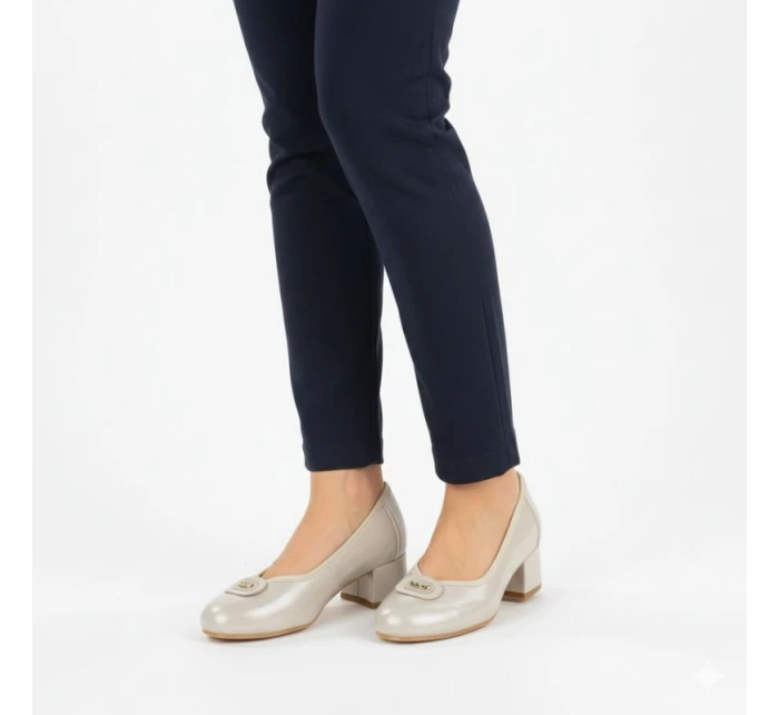 Dámské semišové zateplené ažurové boty khaki Potocki model 22014954 Dámské semišové zateplené ažurové boty khaki Potocki model 22014954