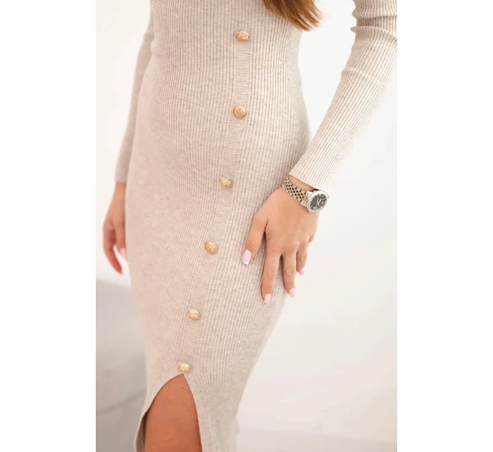 Dámská pletená šaty s rolákem a ozdobnými knoflíky béžová