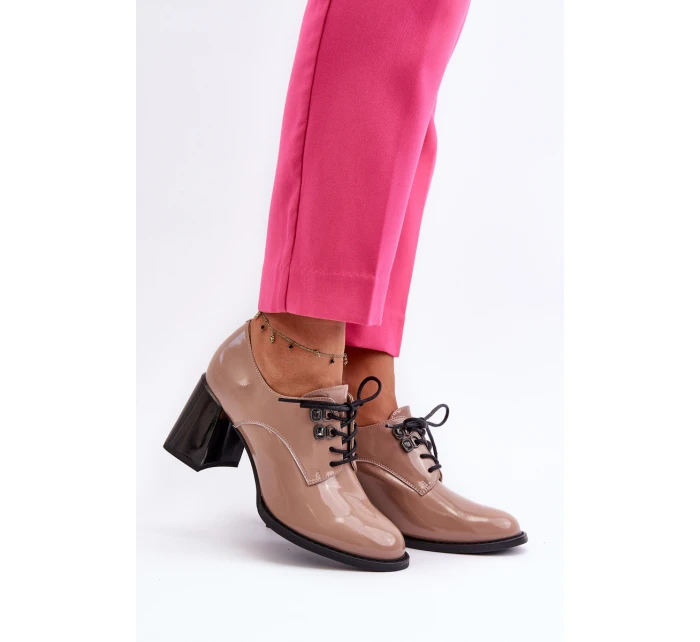 Dámské lakované polobotky na podpatku béžové model 21655430 - VINCEZA