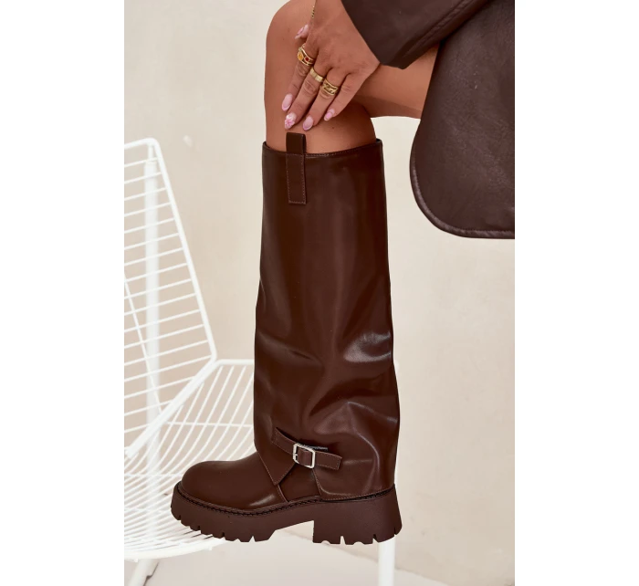 Dámské zateplené kozačky s vyhrnutou holení a přezkou Fiorae – čokoládové, eko semiš Dámské zateplené kozačky s vyhrnutou holení a přezkou Fiorae – čokoládové, eko semiš